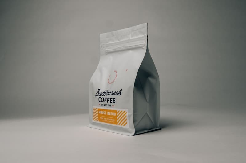 Pour-over koffie wordt gezet met verse filterkoffie
