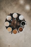 Koffie wordt geschonken, perfecte pour-over techniek