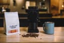 Donkere espresso met dikke crema laag in traditioneel espressokopje