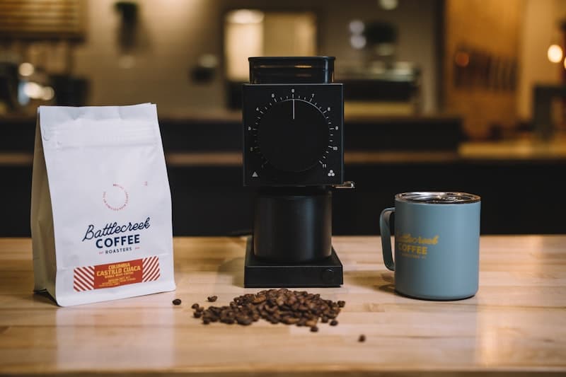 Donkere espresso met dikke crema laag in traditioneel espressokopje