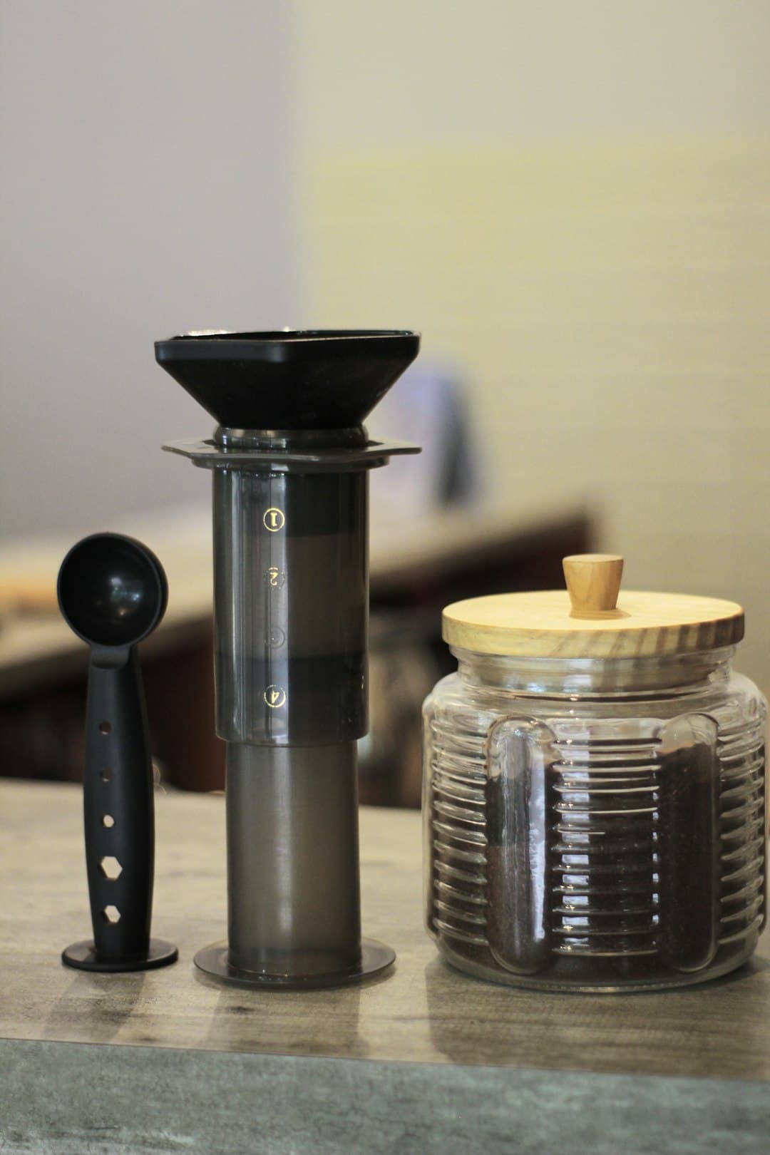 Koffiemolen met vers gemalen koffie