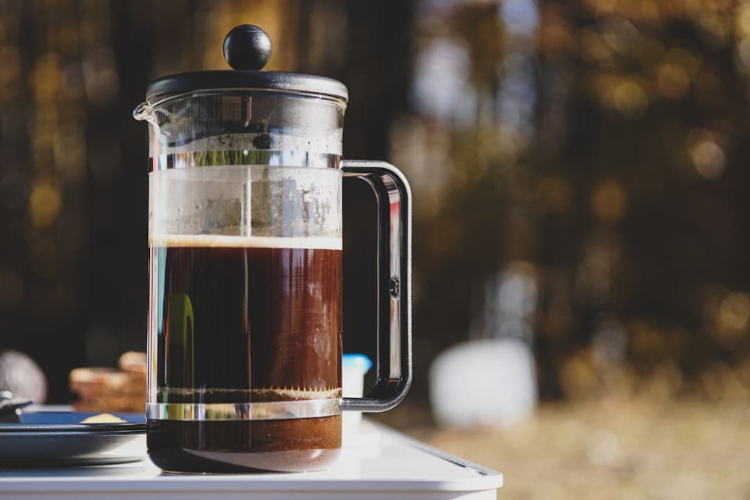 French press koffie klaar om in te drukken