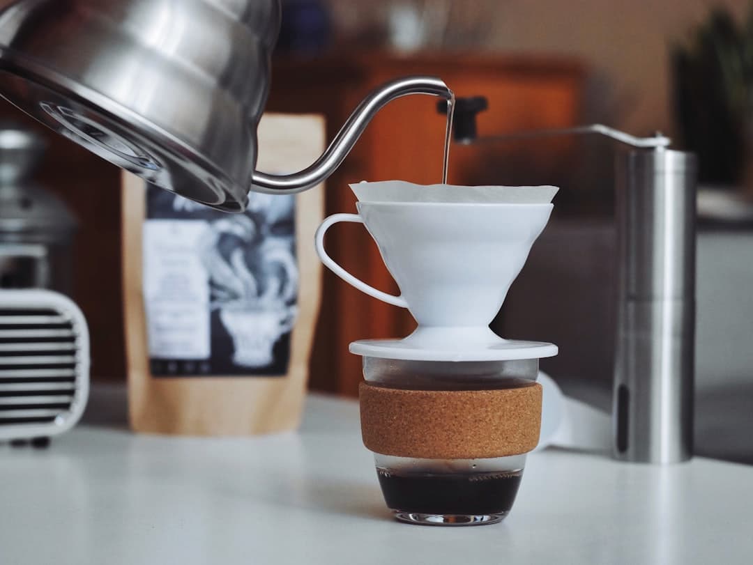 Hario V60 02 keramiek pour-over dripper in wit