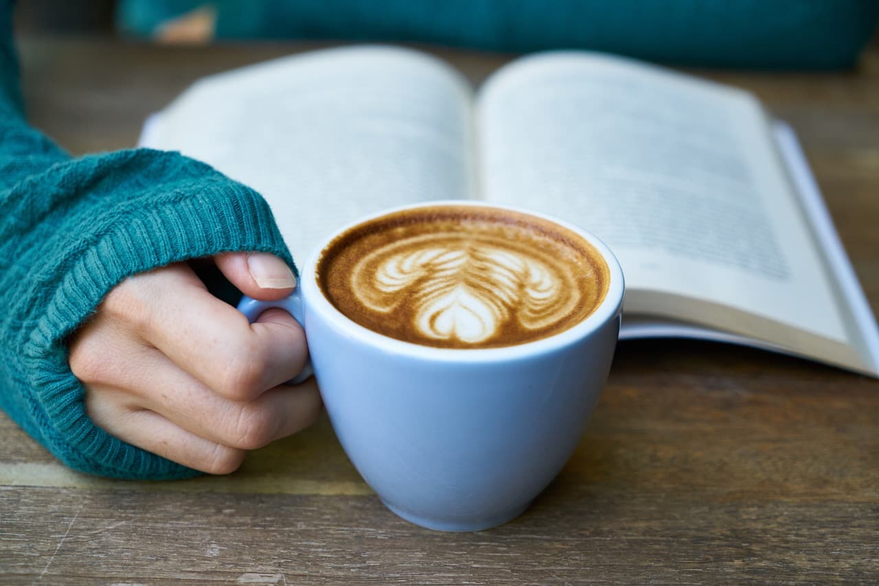 Cappuccino met latte art in wit kopje