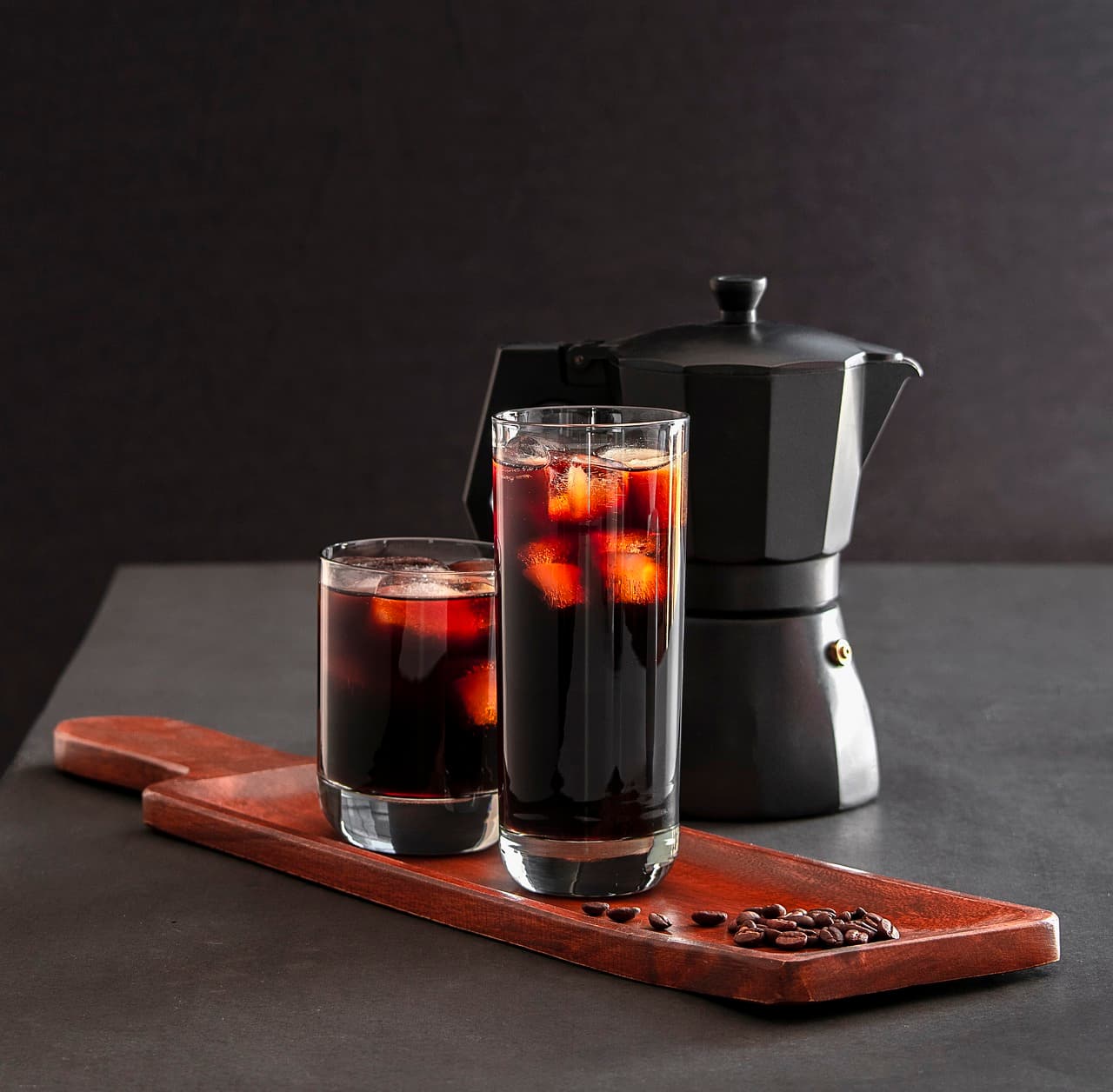 Cold brew koffie in hoog glas met ijs
