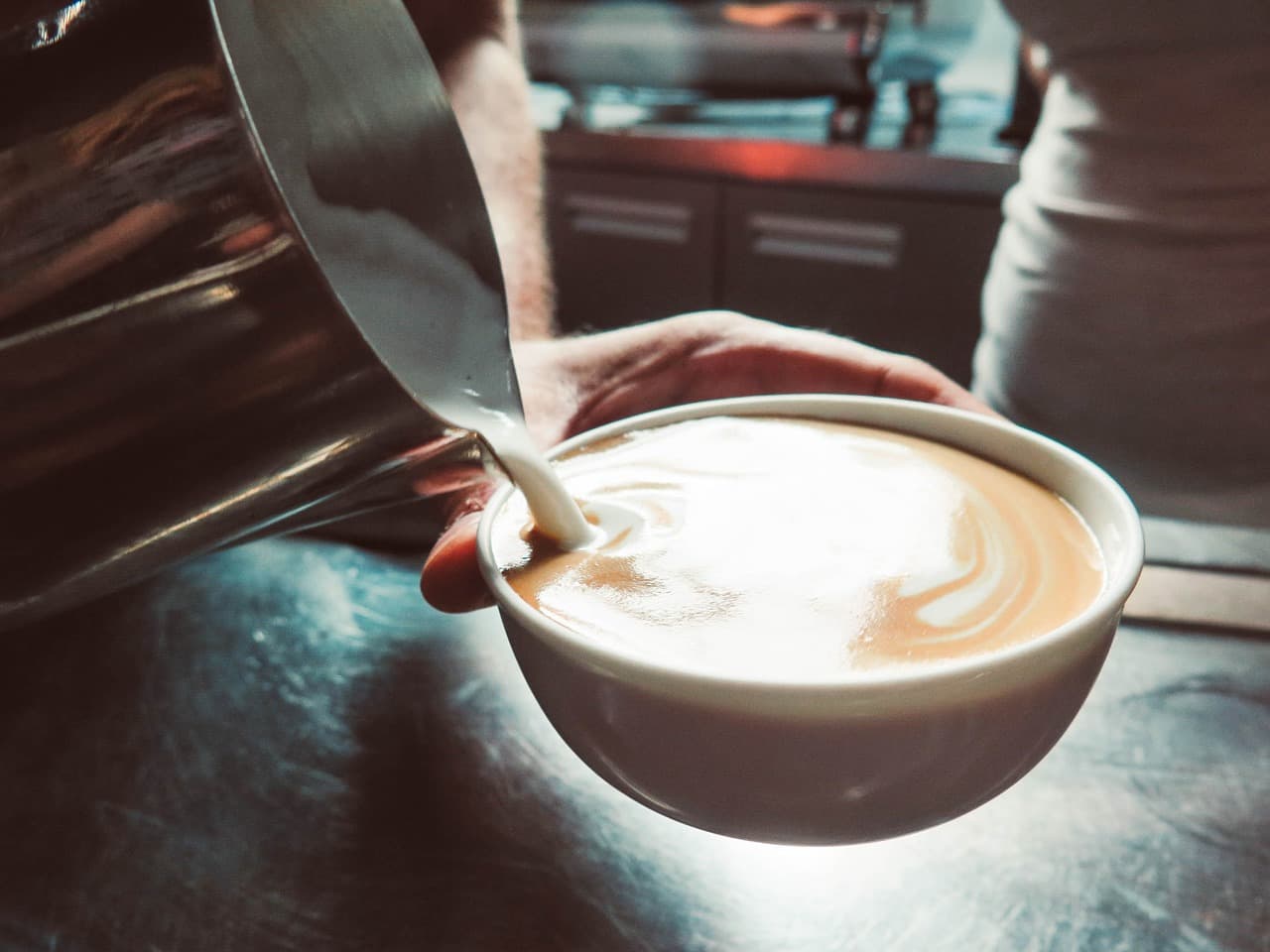 Flat white met latte art in keramisch kopje