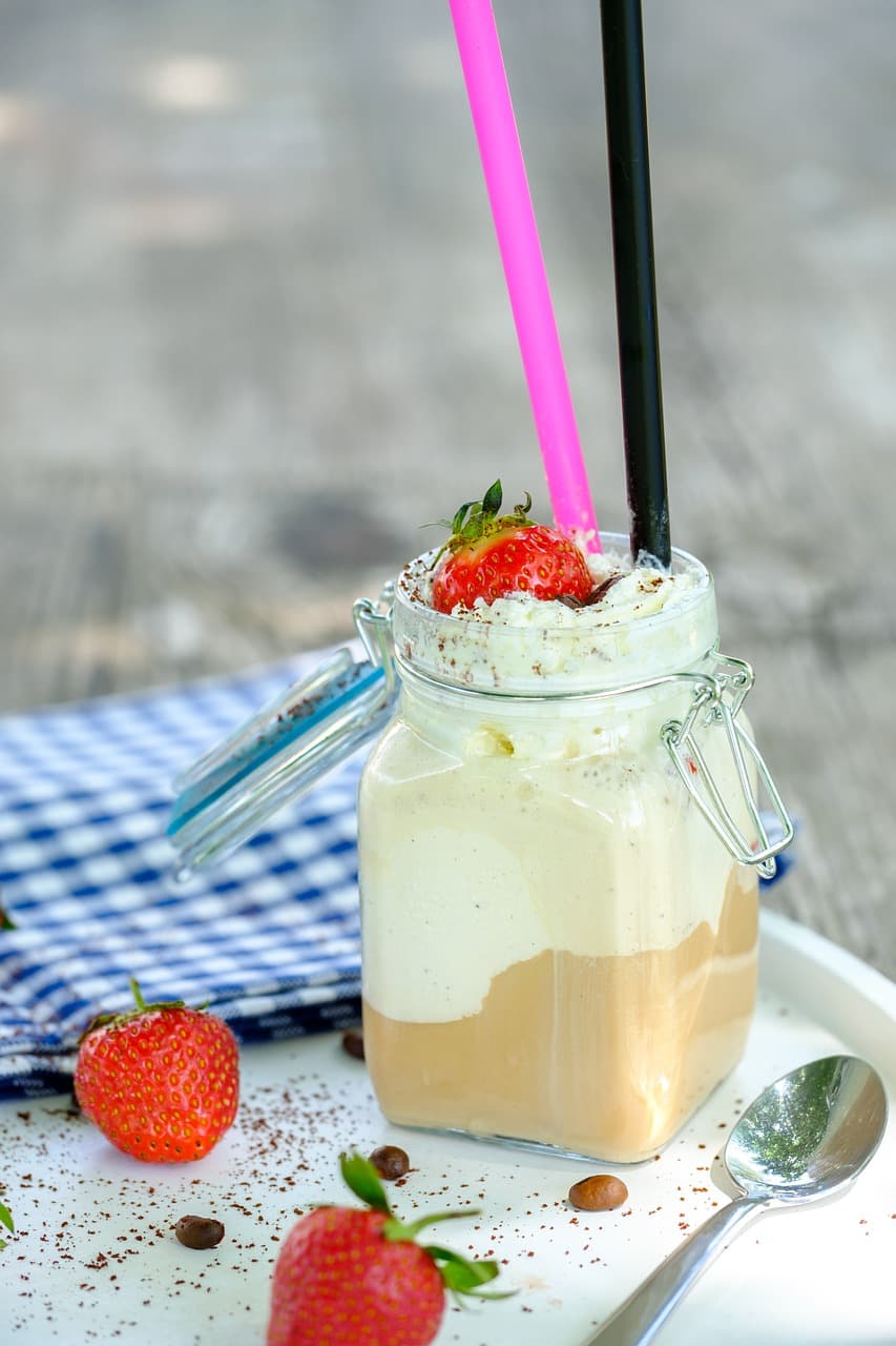 Frappuccino met slagroom en karamelsaus