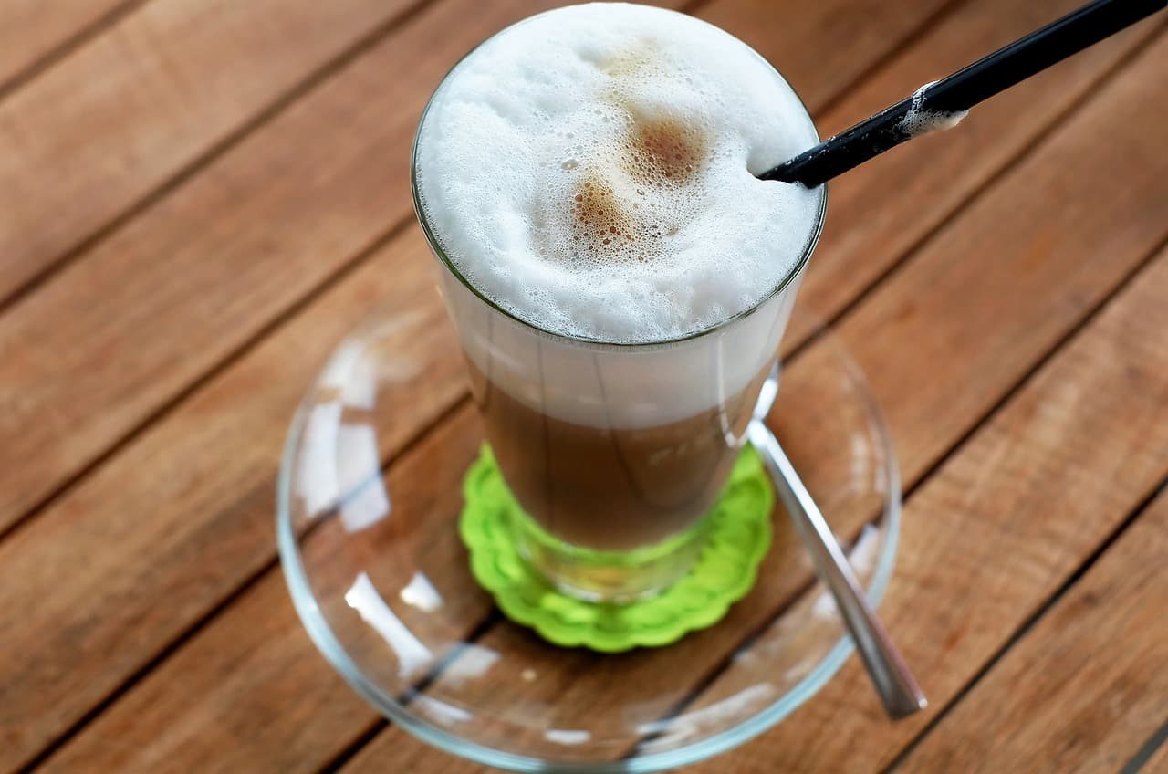 Latte macchiato met mooie lagen in hoog glas