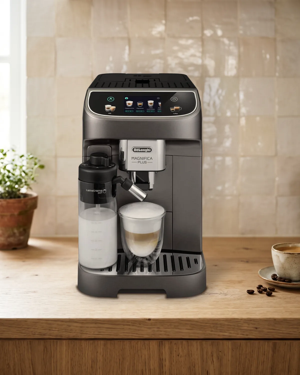 De'Longhi Magnifica Plus ECAM320.70.TB volautomaat op een eiken aanrecht met witte tegels